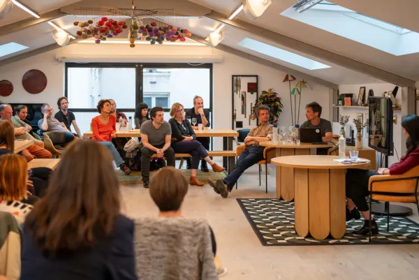 La Grange en configuration rencontre : une vingtaine de participants en cercle autour d'intervenants
